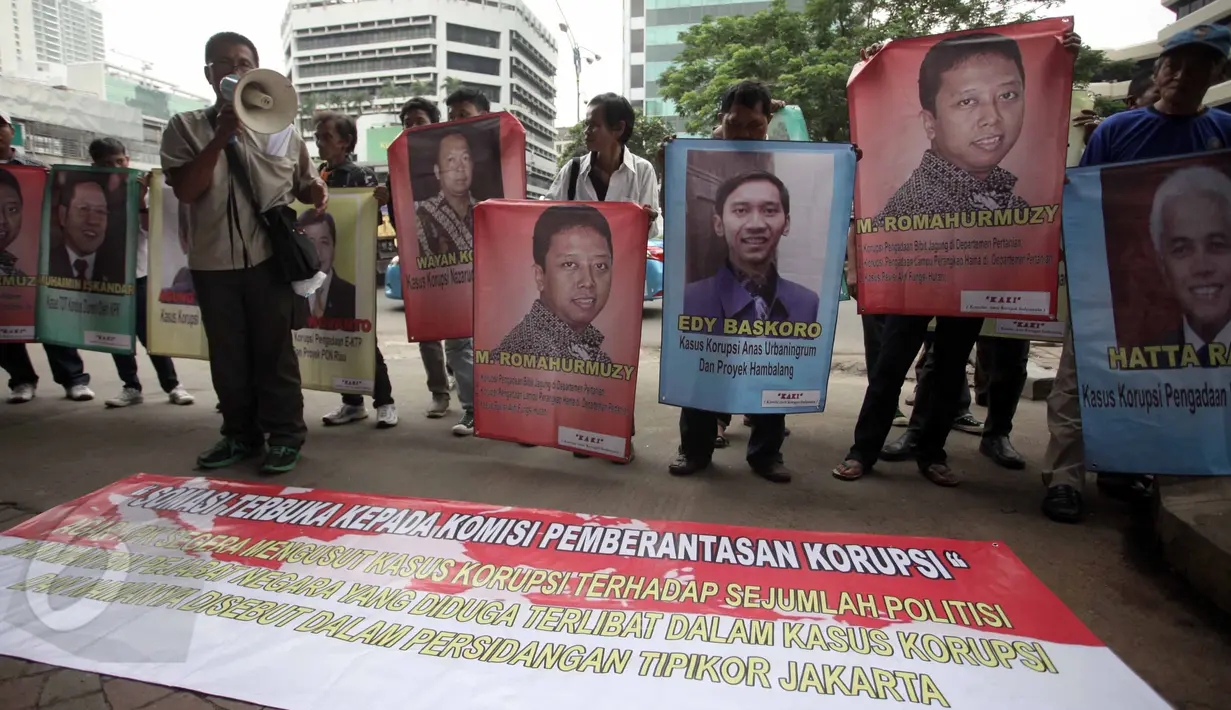 Sejumlah demonstran mendatangi kantor KPK, Jakarta, Rabu (10/6/2015). Massa yang tergabung dalam Komite Anti Korupsi Indonesia (KAKI) memberikan somasi kepada KPK terkait penelantaran kasus tindak pidana korupsi. (Liputan6.com/Helmi Afandi)