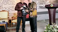 Pelaksana Tugas (Plt.) Kepala Arsip Nasional Republik Indonesia (ANRI), Imam Gunarto Bersama Sekjen PDIP Hasto Kristiyanto. (Foto: Dokumentasi PDIP).