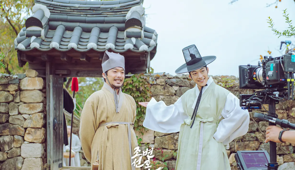 Woo Do Hwan dalam foto behind the scene drakor Joseon Attorney. (Foto: MBC via Soompi)