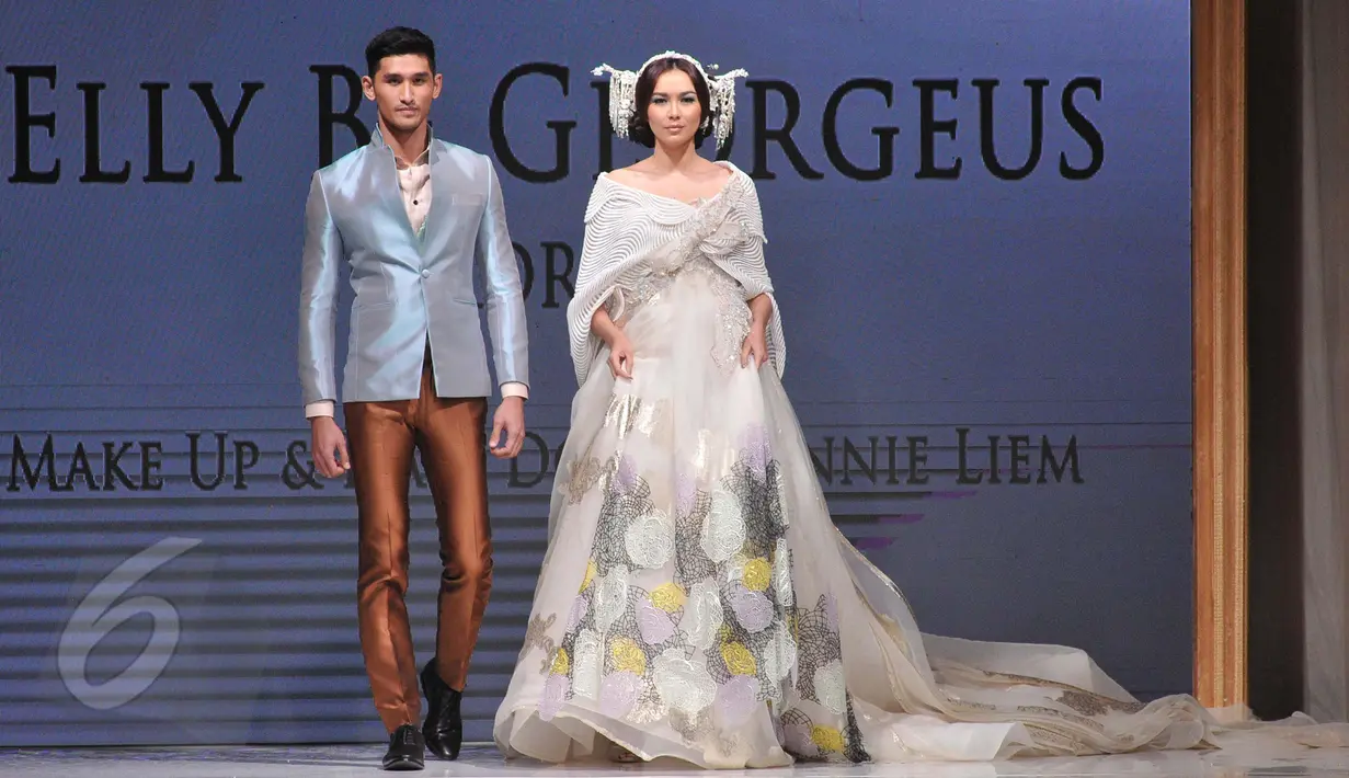 Model berjalan memamerkan koleksi busana pengantin pada pameran pernikahan yang bertajuk Unveil, From Indonesia to the World di Grand Ballroom Shangri-La Hotel, Jakarta, Jumat (5/6/2015). (Liputan6.com/Herman Zakharia)