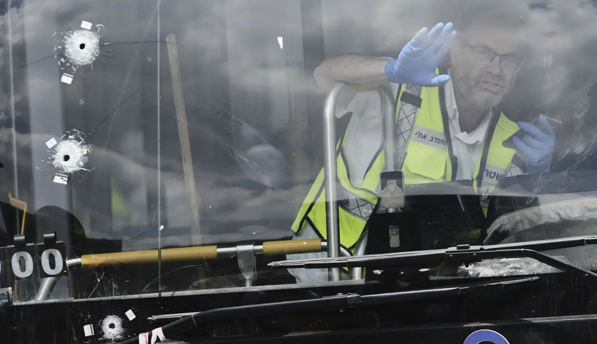 Polisi Israel memeriksa lokasi serangan penembakan yang dilakukan oleh dua pria bersenjata di sebuah halte bus di Yerusalem, Senin 8 September 2025. (AP Photo/Mahmoud Illean)