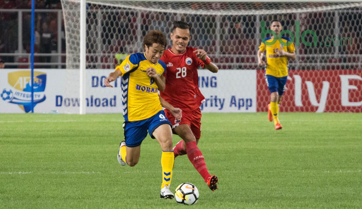 Pemain Persija Jakarta, Rezaldi Hehanusa berebut bola dengan pemain Tampines Rovers di Lapangan Utama Gelora Bung Karna, Jakarta, Rabu (28/2/2018). Persija Jakarta menang 4-1 atas Tampines Rovers pada AFC Cup grup H. (Bola.com/Asprilla Dwi Adha)