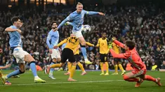 Kiper Dortmund asal Swiss, Gregor Kobel (kanan) menepis tembakan pemain depan Manchester City asal Norwegia, Erling Haaland, dalam pertandingan lanjutan fase liga Liga Champions 2025/2026 antara Manchester City dan Borussia Dortmund di Stadion Etihad, Manchester, Inggris barat laut, pada 5 November 2025 waktu setempat atau Kamis (6/11) dini hari WIB. (Oli SCARFF/AFP)