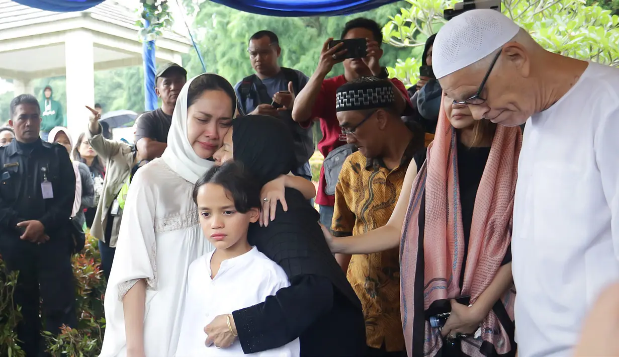 BCl dan Noah Sinclair pemakaman Ashraf Sinclair di San Diego Hils, Karawang, Selasa (18/2). (Bambang E Ros/Fimela.com)