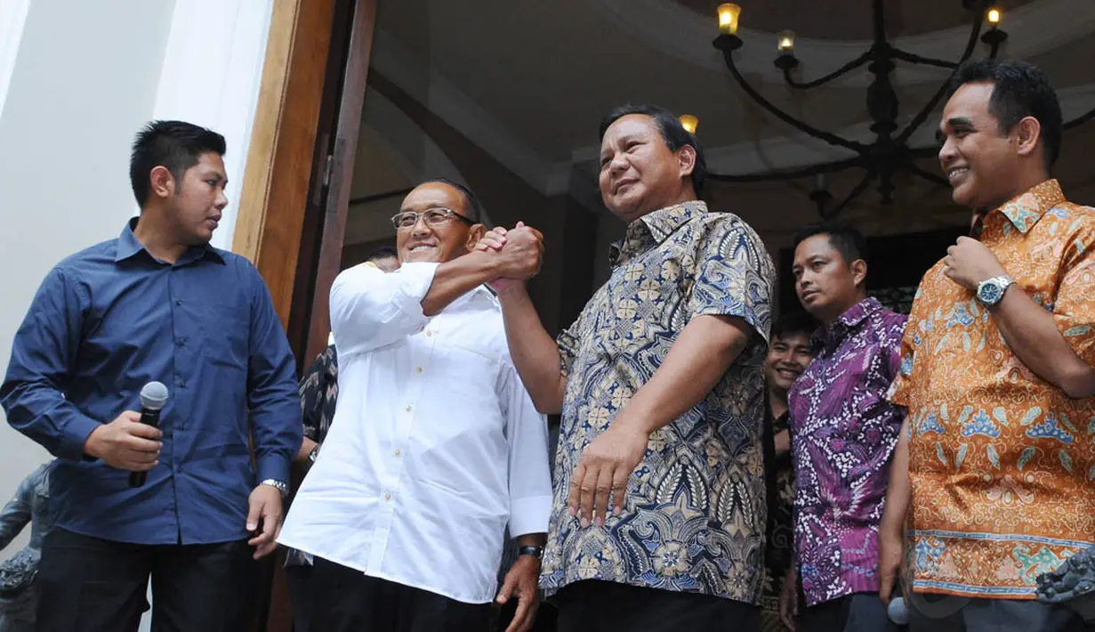 Aburizal Bakrie kedatangan Prabowo Subianto di kediaman Aburizal Bakrie, Menteng, Jakarta, Selasa (29/4/14). (Liputan6.com/Andrian M. Tunay)