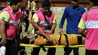 Satria Tama Dilarikan ke Rumah Sakit di Tengah Laga Madura United Vs Persipura