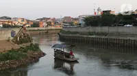 Perahu eretan dipergunakan warga untuk menyeberangi Sungai Ciliwung, Jakarta, Senin (27/7/2020). Setiap tanggal 27 Juli diperingati sebagai Hari Sungai Nasional, namun ironisnya kondisi sungai Ciliwung masih terlihat banyak ceceran sampah, terutama plastik. (Liputan6.com/Helmi Fithriansyah)