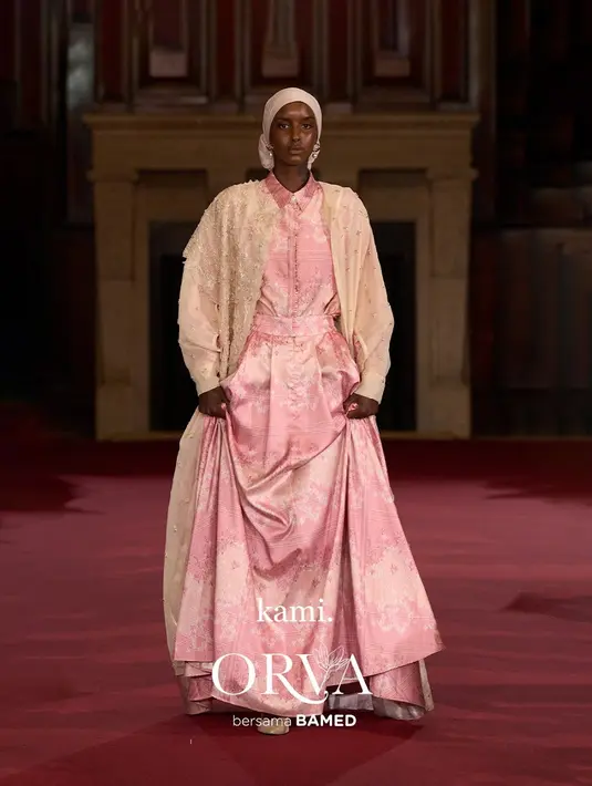 Mulai dari shantung yang memberi kesan formal, diikuti dengan satin, sutra, chiffon, yang melambai elegan mengikuti langkah kaki, hingga Kain Tenun Garut sebagai wujud kecintaan Kami terhadap kain wastra.  [Dok/Kami]