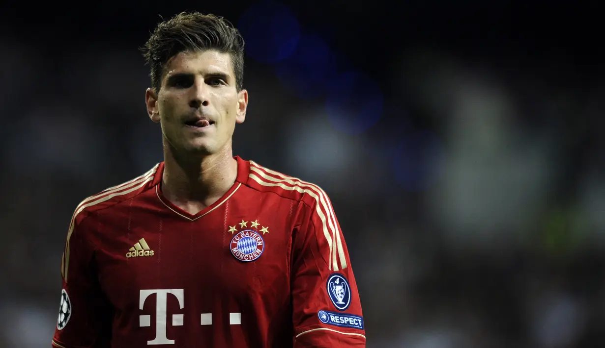 Mario Gomez menjadi striker paling mematikan di zamannya bersama Stuttgart. Pada 2009, Chelsea sangat ngebet mendatangkannya. Namun, sang pemain lebih memilih untuk hijrah ke Bayern Munchen. Ia memutuskan meninggalkan Die Roten empat musim berselang. Gomez kembali menjadi sasaran beberapa klub Liga Inggris seperti Manchester United dan West Ham. Namun, ia akhirnya memutuskan untuk pindah ke Fiorentina dan kemudian pensiun di Stuttgart pada 2020. (AFP/Pierre-Philippe Marcou)