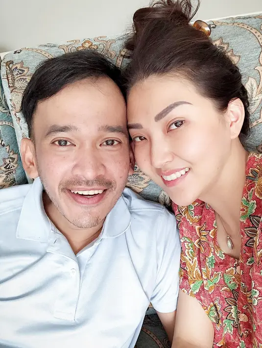 "klo saya bilang tidur duluan aja, jawaban nya tunggu kamu saja 😭😭 pada hal pagi hari dia pasti bangun untuk membuat kan saya sarapan dan membawa bekal untuk makan siang," lanjut Ruben yang banyak mendapat pujian. (Instagram/sarwendah29)