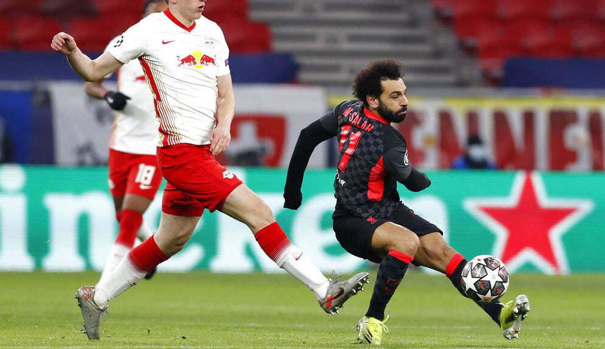 Striker Liverpool, Mohamed Salah, menendang bola saat melawan RB Leipzig pada laga Liga Champions di Stadion Puskas, Rabu (17/2/2021). Liverpool menang dengan skor 2-0. (AP/Laszlo Balogh)