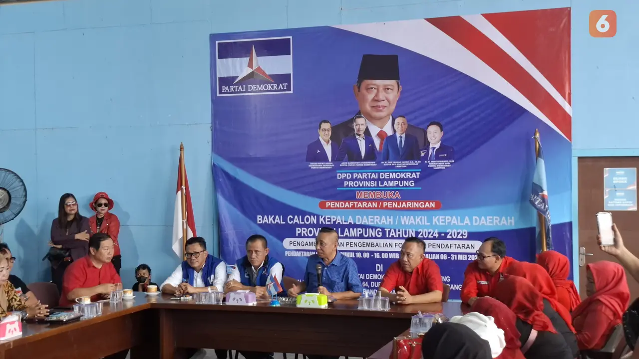 Umar Ahmad dan Edy Irawan Arief saat pengambilan berkas bakal calon Gubernur Lampung di Demokrat Provinsi Lampung. Foto : (Liputan6.com/Ardi)