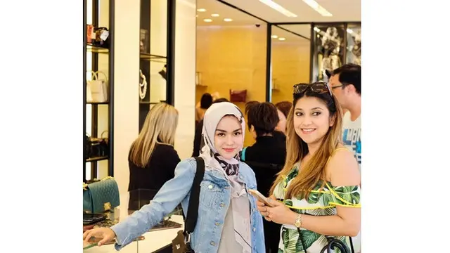 Medina Zein Positif Amfetamin, Ini 7 Potret Kedekatannya dengan Keluarga Azhari
