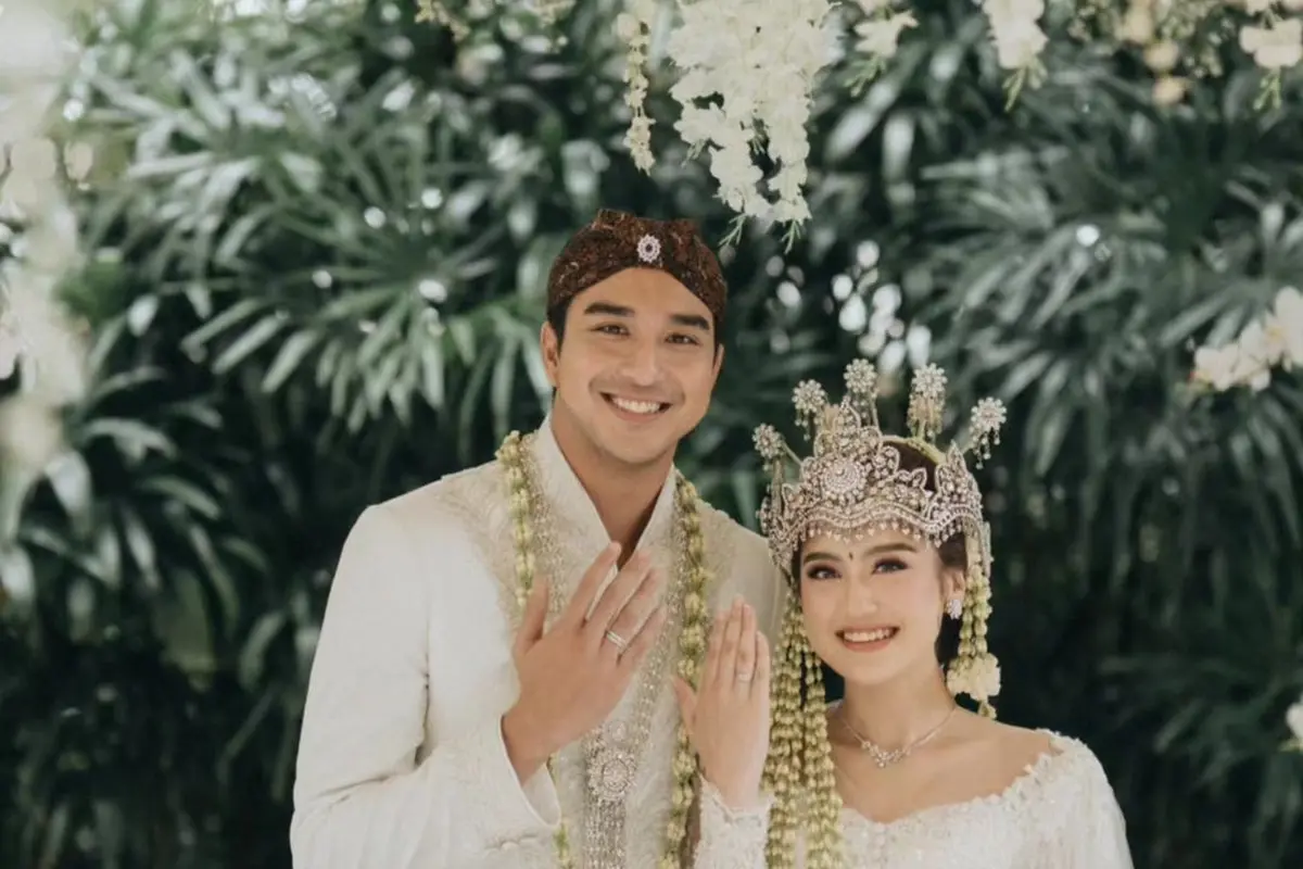 6 Potret Beda Gaya Salshabilla Adriani dan Clarissa Putri Kenakan Kebaya Putih saat Akad, Sama-sama Menikah di Tanggal Cantik