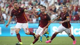 Miralem Pjanic merayakan gol yang dicetaknya ke gawang Juventus. Minggu (30/8/2015). (EPA/Alessandro Di Meo)