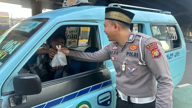 Direktorat Lalu Lintas (Ditlantas) Polda Metro Jaya membagikan takjil untuk berbuka puasa kepada masyarakat.