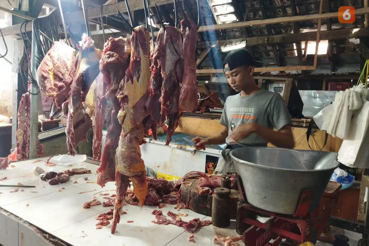 Pedagang daging sapi di pasar  Induk Banyuwangi (Hermawan Arifianto/Liputan6.com)