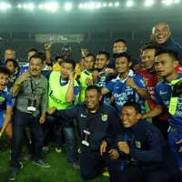 Pemerintah dinilai berlebihan dalam melindungi para pendukung tim sepak bola Persib. Tagar #NegaraLagiNgelawak langsung jadi tren.