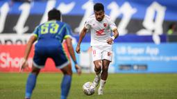 Pemain PSM Makassar, Yance Sayuri menggiring bola dibayangi pemain Persib Bandung, Rahmat Irianto saat laga lanjutan BRI Liga 1 2022/2023 antara Persib Bandung melawan PSM Makassar di Stadion Pakansari, Bogor, Selasa (14/02/2023). (Bola.com/Bagaskara Lazuardi)