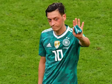 Gelandang timnas Jerman, Mesut Oezil, memutuskan pensiun dari pentas internasional, Minggu (22/7/2018). (AFP/Luis Acosta)