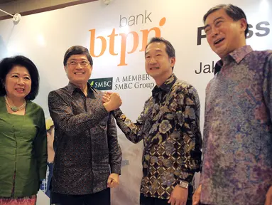 Dirut PT Bank BTPN Tbk, Ongky Wanadjati Dana dan Wakil Dirut SMBC Group, Kazuhisa Miyagawa berjabat tangan pada acara penggabungan (merger) antara PT Bank BTPN dengan PT Bank Sumitomo Mitsui Indonesia di Jakarta, Jumat, (01/2). (Liputan6.com/HO/Ading)