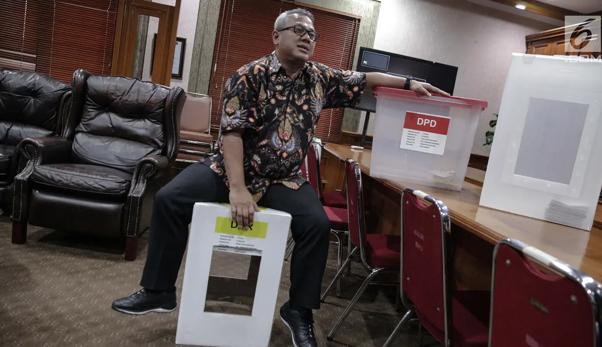 Ketua KPU Arief Budiman mencoba kekuatan menduduki kotak suara Pemilu 2019 di kantor KPU, Jakarta, Kamis (16/11). Arief menyebut biaya yang akan dikeluarkan diprediksi lebih sedikit dibanding kotak suara berbahan plastik. (Liputan6.com/Faizal Fanani)