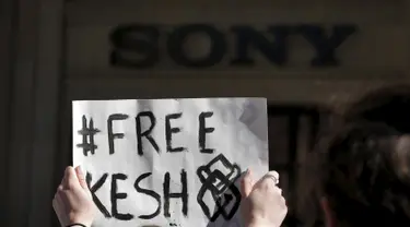 Pengunjuk rasa memegang kertas bertuliskan #freekesha dalam unjuk rasa di luar markas Sony di New York, Jumat (11/3). Mereka menuntut Sony agar membebaskan penyanyi Kesha dari kontraknya dan memecat produser musiknya, Dr Luke. (REUTERS/Lucas Jackson)