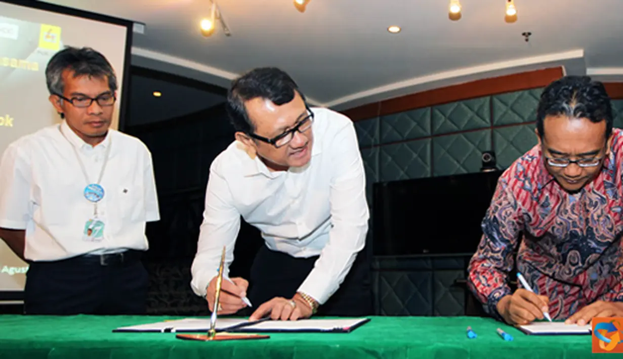 Citizen6, Jakarta: Direktur Utama PLN, Nur Pamudji dan Direktur Utama PT Bukaka Teknik Utama, Tbk, Irsal Kamarudin Ikut menyaksikan penandatanganan nota kesepahaman pada, Senin (6/8). (Pengirim: Agus Trimukti)