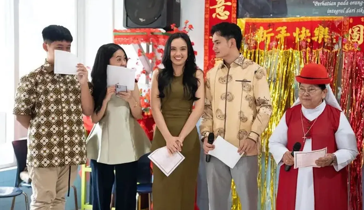 Sementara itu, Randy Martin mengenakan kemeja lengan panjang warna coklat dengan motif. Dipadukan celana panjang abu-abu. [@audyvanessa]