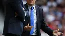 Pelatih Leicester, Claudio Ranieri, memprotes pelatih West Ham United, Slaven Bilic, dalam laga Liga Inggris di Stadion Boleyn Ground, London, (15/8/2015). (AFP/Justin Tallis)