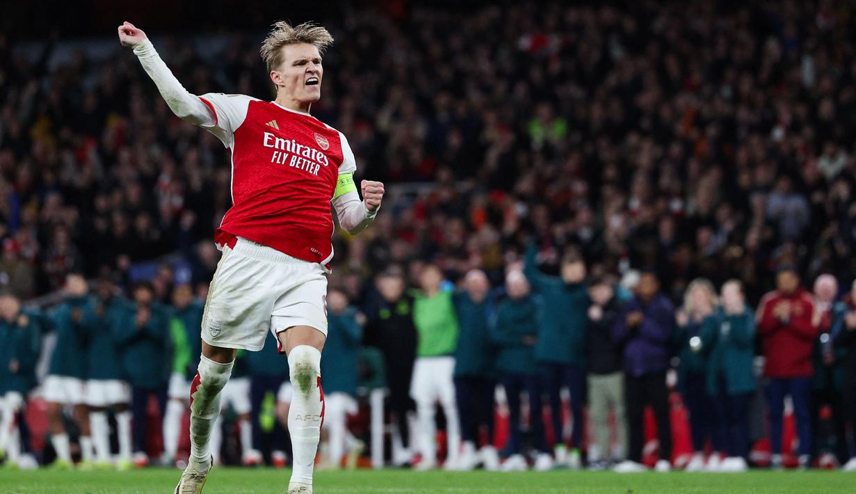 Martin Odegaard menjadi salah satu pemain terbaik Arsenal di pertandingan ini. Odegaard membelah pertahanan Porto dengan umpan-umpan akurat. Dia beberapa kali menciptakan peluang matang. Tugas penalti pun dituntaskan Odegaard dengan sempurna. (AFP/Adrian Dennis)