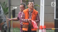 Tersangka Sekretaris Daerah (nonaktif) Jawa Barat Iwa Karniwa tiba untuk menjalani pemeriksaan di gedung KPK, Jakarta, Selasa (26/11/2019). Iwa Karniwa menjalani pemeriksaan lanjutan sebagai tersangka terkait kasus dugaan suap proyek Meikarta. (merdeka.com/Dwi Narwoko)