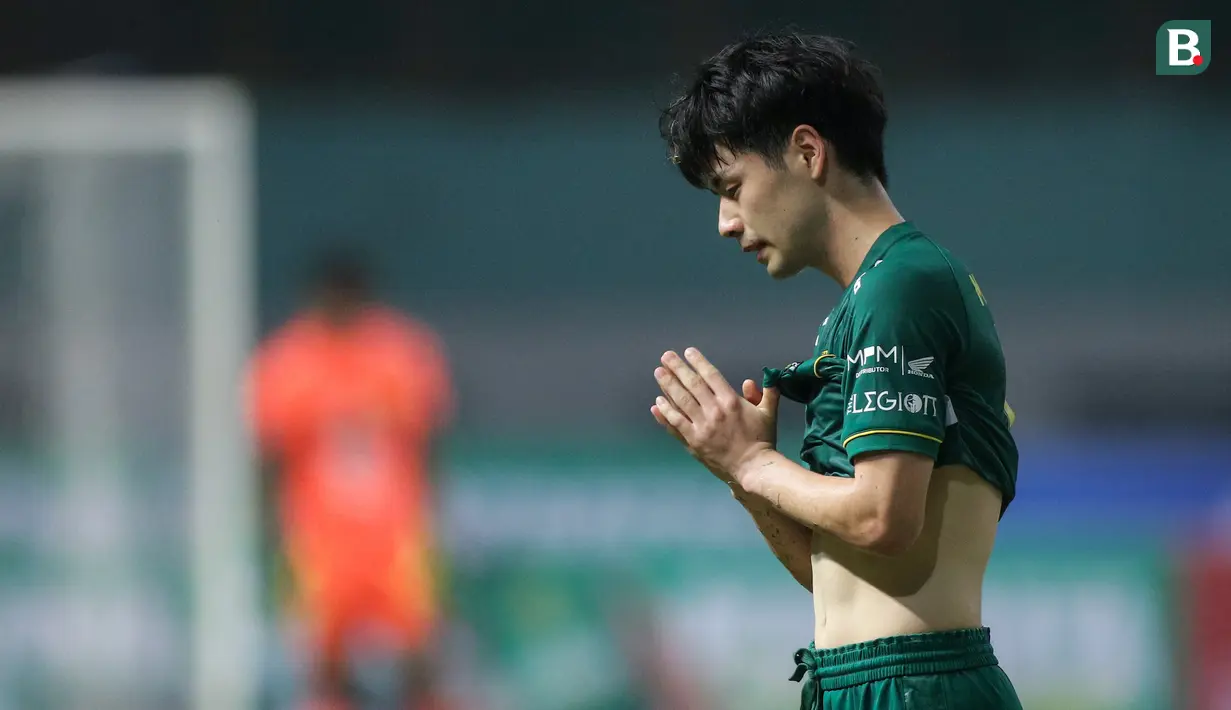 Ekspresi kecewa pemain Persebaya Surabaya, Taisei Marukawa saat melawan PSIS Semarang dalam laga pekan ke-6 BRI Liga 1 2021/2022 di Stadion Wibawa Mukti, Cikarang, Minggu (03/10/2021). (Bola.com/Bagaskara Lazuardi)