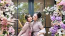 Penampilannya tampak serasi dengan anggota keluarga lainnya, seperti sang ayah Opah Faisal dan Fadly Faisal yang mengenakan kemeja batik merah, serta sang ibu, Dewi Zuhriati yang tampil elegan dalam kebaya kurung berpayet pink lengkap dengan hijab senada. [IG:@fuji_an].
