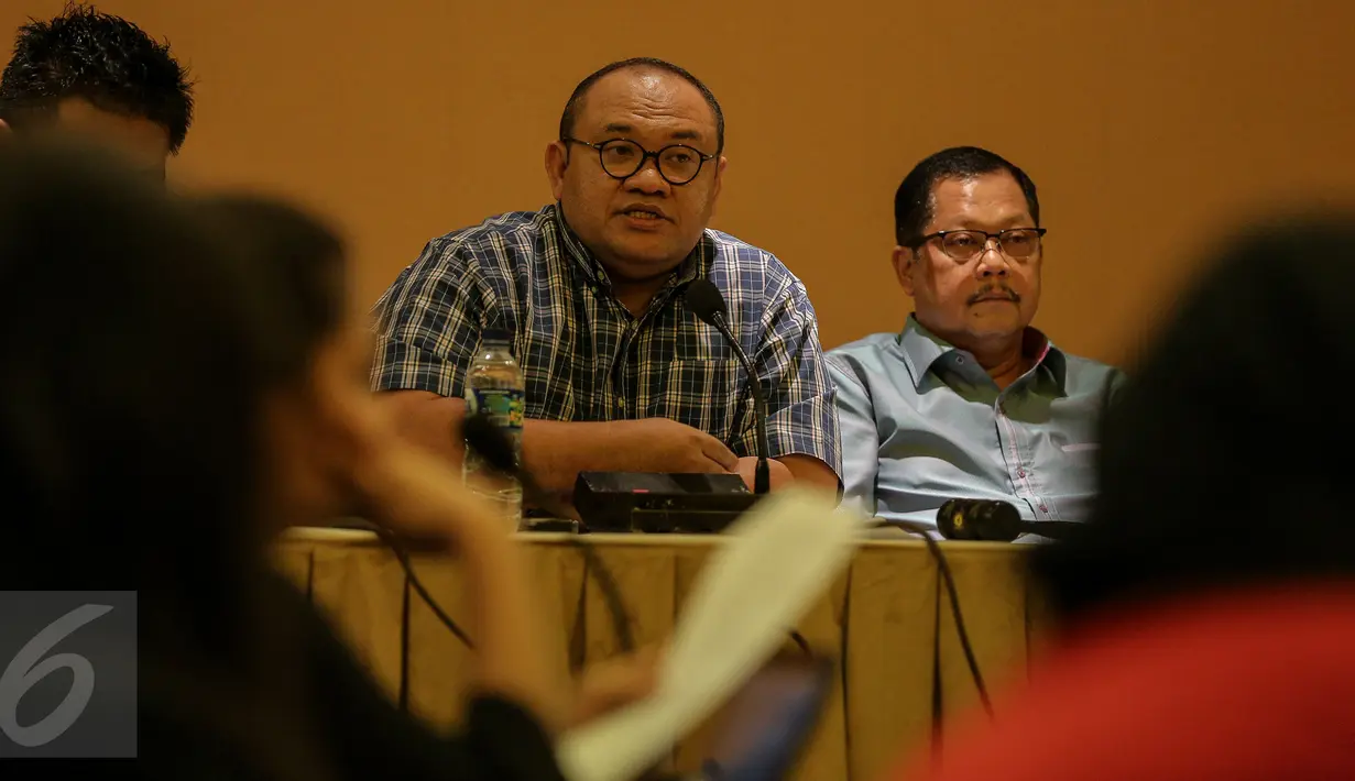 Sekertaris Forum DPD Partai Golkar Taufik Hidayat hadir saat konferensi pers di Jakarta, Minggu (8/11). Forum Silaturahmi DPD Golkar mendesak pelaksanaan Rapimnas Partai Golkar untuk penentuan pelaksanaan Munas Partai Golkar. (Liputan6.com/Faizal Fanani)