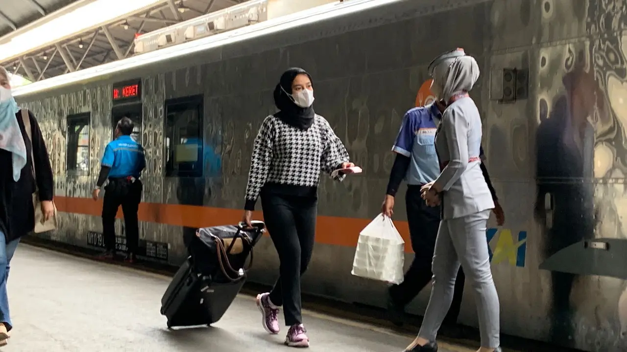 Penumpang kereta di Surabaya. (Dian Kurniawan/Liputan6.com)