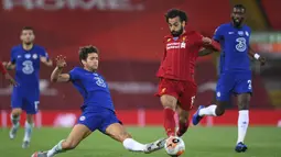 Pemain Liverpool Mohamed Salah menggiring bola saat menghadapi Chelsea pada pertandingan Liga Inggris di Anfield Stadium, Liverpool, Inggris, Rabu (22/7/2020). Liverpool mengalahkan Chelsea dengan skor 5-3. (Laurence Griffiths, Pool via AP)