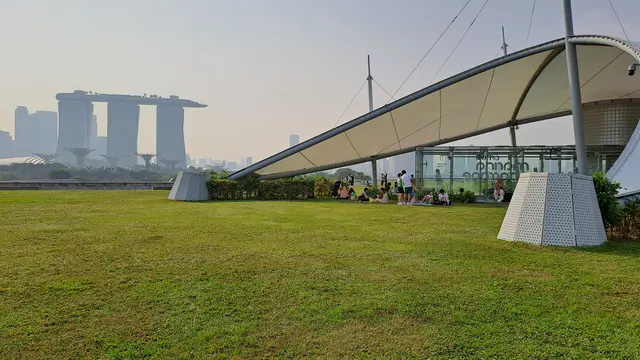 Melihat Kota Singapura dari Kawasan Marina Barrage. (Liputan6.com/Agustina Melani)