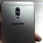 Tampak belakang Samsung Galaxy J7+. Liputan6.com/ Yuslianson