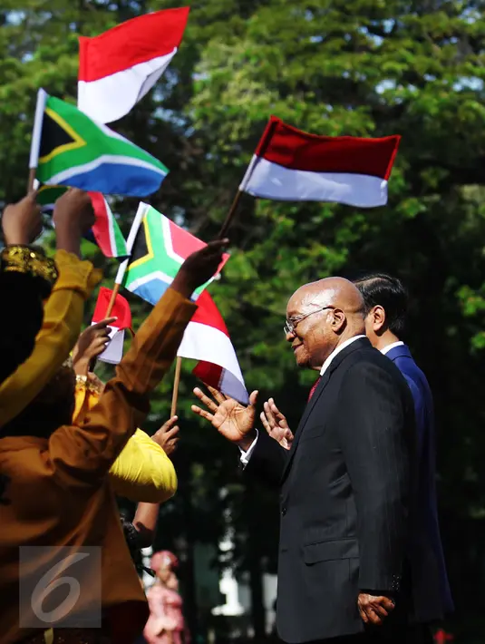 Presiden Republik Afrika Selatan Jacob Zuma didampingi Presiden Jokowi saat tiba di Istana Merdeka Jakarta, Rabu (8/3). Saat tiba di Istana Merdeka, Presiden Afrika Selatan dan Presiden Jokowi mengikuti upacara kenegaraan. (Liputan6.com/Angga Yuniar)