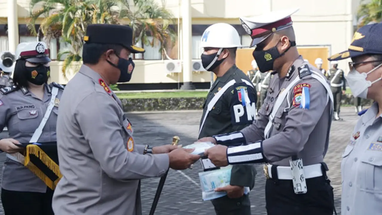 Kapolda Sulut Irjen Pol Nana Sudjana saat memimpin apel di lapangan AKP Bryan Tatontos Markas Polda Sulut, Senin (12/4/2021).
