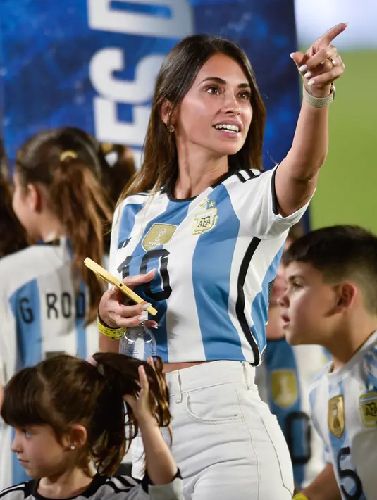 Antonela Roccuzzo tampak semringah saat menemani sang suami merayakan kemangan atas Panama. (AP Photo/Gustavo Garello)