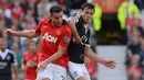 Striker Manchester United Robin Van Persie (kiri) duel dengan bek Southampton Jos Hooiveld pada pertandingan sepak bola Liga Premiere Inggris di Old Trafford, Manchester (13/10/19). (AFP/Andrew Yates)