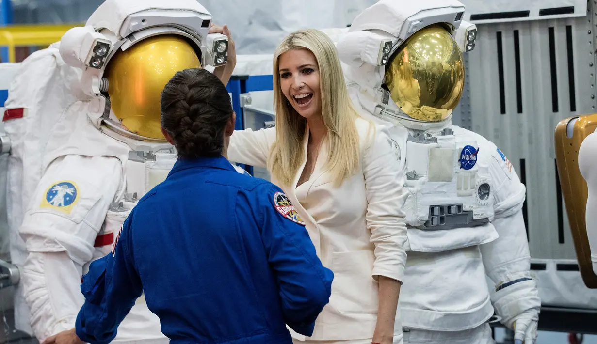 Ivanka Trump mendengarkan penjelasan astronot Nicole Mann di kantor NASA di Johnson Space Center, AS (20/9). Ivanka juga berkesempatan berbincang dengan para awak stasiun ruang angkasa melalui sambungan telepon. (Brett Coomer/Houston Chronicle via AP)
