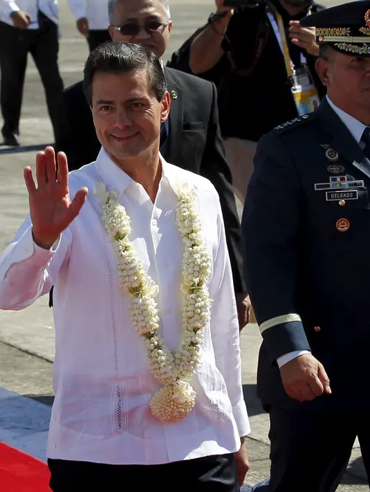 Presiden Meksiko Enrique Pena Nieto melambaikan tangan kepada warga dan awak media  yang hadir di bandara internasional Manila, Filipina, (17/11/2015).  Enrique hadir untuk menghadiri Kerjasama Ekonomi Asia - Pasifik (APEC). (REUTERS/Czar Dancel)