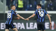 Pemain Atalanta Berat Djimsiti (kanan) merayakan dengan rekan setimnya Merih Demiral setelah mencetak gol ke gawang Olympiacos pada pertandingan sepak bola babak 16 besar Liga Europa di Stadion Gewiss, Bergamo, Italia, 17 Februari 2022. Atalanta menang 2-1. (Spada/LaPresse via AP)