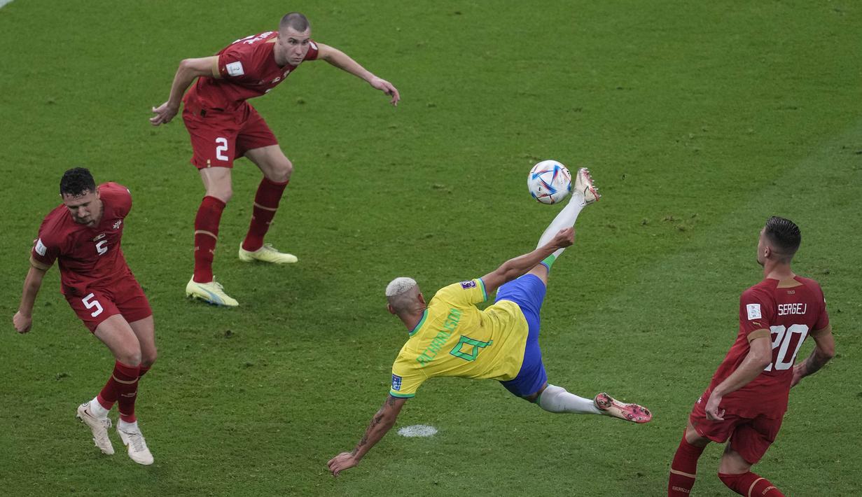Richarlison. Sayap kiri Tottenham Hotspur berusia 25 tahun ini total mencetak 3 gol dan 1 assist dari 4 laga bagi Timnas Brasil pada ajang Piala Dunia 2022 yang menjadi debutnya di ajang sepak bola antar-negara terbesar sejagat. Gol keduanya saat mencetak brace ke gawang Serbia dalam laga yang berkesudahan 2-0 di partai pembuka Grup A menjadi salah satu gol terindah yang terjadi di Piala Dunia 2022 yang dilakukan lewat aksi tendangan salto kaki kanan. (AP Photo/Darko Vojinovic)