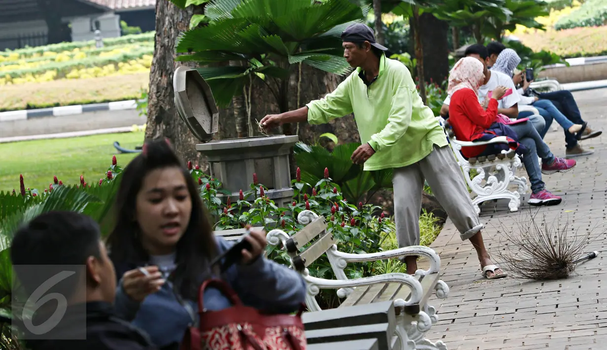 Pekerja Harian Lepas (PHL) membersihkan sampah di Taman Suropati, Jakarta, Senin (18/1/2016). Pemprov DKI Jakarta akan mengaudit Dinas Kebersihan terkait kejanggalan antara jumlah PHL dengan penganggaran. (Liputan6.com/Immanuel Antonius)