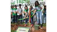 Maia Estianty ikut terlibat dan memeriahkan acara penanaman pohon Trembesi di sepanjang jalur Pantai Utara Jawa Timur.