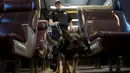 Petugas kepolisian MTA Kevin Pimpinelli bersama dengan Johnny, anjing ras Jerman, saat pencarian bom dalam simulasi di kereta komuter dalam pelatihan di Training MTA Kepolisian Canine, Stormville, New York, (6/6/2016). (REUTERS/Mike Segar)